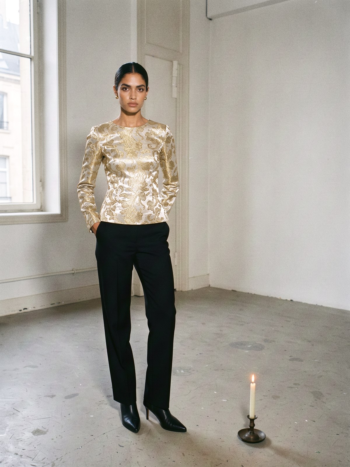 Mannequin en haut brocart doré et pantalon mat noir, sans paillettes, lumière de flash directe.